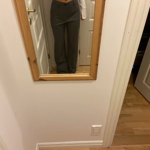 Kostymbyxor  - Ett par gråa kostymbyxor från pull&bear som aldrig har kommit till användning, i nyskick😇🙌