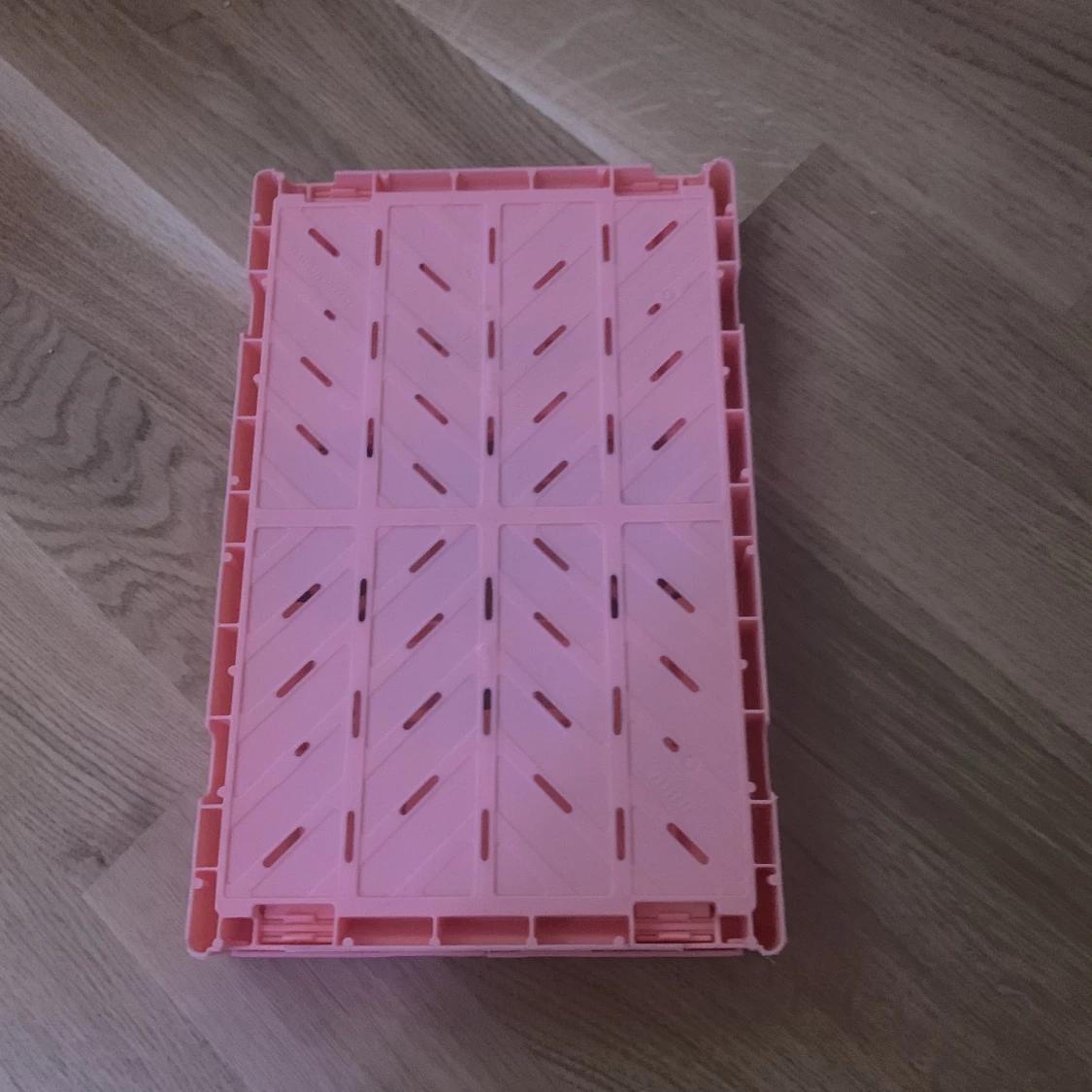 En plast låda som man kan fälla ihop. - 91