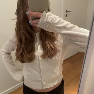 Kofta/tröja - Beige finstickad kofta som går att knäppa upp. Mjuk och skön, använd fåtal gånger. 