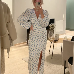 Blommig klänning  - Säljer min fina klänning från Gina Tricot då den inte kommer till användning! Använt en gång så i nyskick! Skriv om fler bilder önskas💗