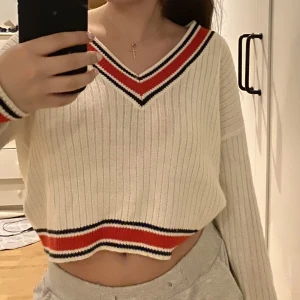 Stickad tröja  - V-ringad stickad tröja från H&M i storlek M, lite nopprig då använd ofta 