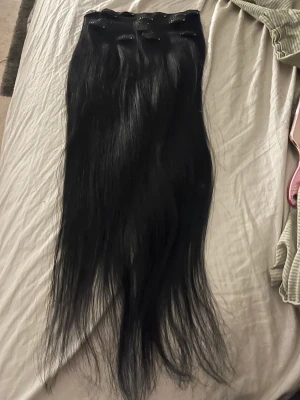 Rapunzel clip on black - 60cm - Säljer rapunzel löshår med clips  60cm 7 delar.  