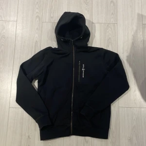 Sail Racing Hoodie - M - Storlek L/M- Sail Racing hoodie i 10/10 skick. Inte min stil längre, därav säljes den. Storlek L men passar mig som i vanligtvis har M Nypris: 1500kr