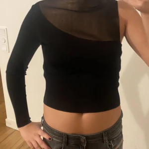 Snygg festtopp!!! - Jätte fin festtopp från zara som jag köpte tidigare i höst. Storlek S och endast använd fåtal gånger. 
