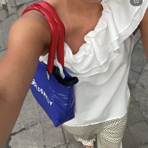 Väska - Snygg väska ifrån märket Holly golightly ett danskt märke. Väskan är i nyskick:) bilder tagna från (luna klestrup)