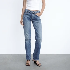 Zara jeans - Garderobsrensning❣️❣️Mid/low waist jeans från zara som inte säljs längre. 🤍