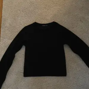 säljer denna fina svarta ribbstickade tröjan då den inte kommer till användning 💗köpte den på nån affär i madeira. den är i stl XS och är i fint skick !💓 kontakta mig för intresse eller fler bilder 💝 (ni ser matrialet på bild 2)