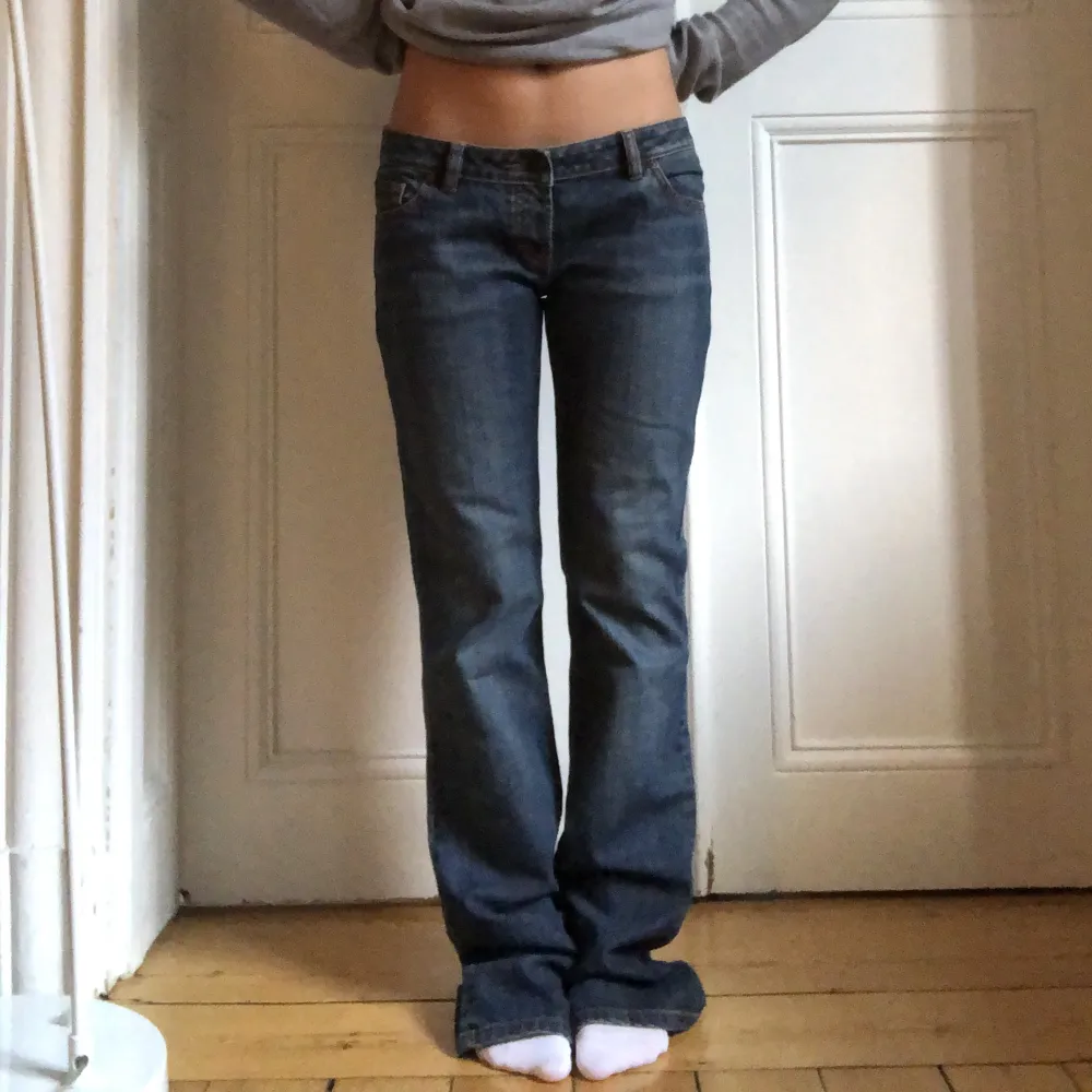 Lågmidjade, mörkblåa jeans från Hugo Boss i jättebra skick❣️  Midjemått: 84cm Innerbenslängd: 84cm Frakt 63kr . Jeans & Byxor.