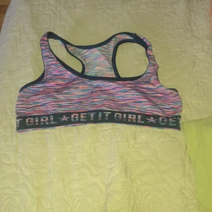 Topp  - Hej! Säljer min tränings topp har haft den i jättelänge men använt Max 2 gngr.