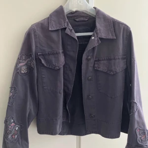 Cool Jeans jacka - Säljer denna extremt coola jeansjacka från odd molly💕💕storlek 3, vilket motsvarar m men skulle säga att den passar storlek allt mellan xs-m Nypris 2000kr