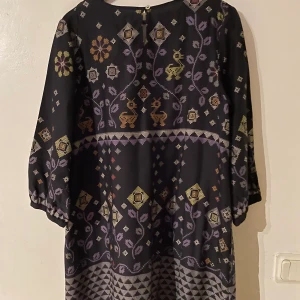 Gudrun Sjödén klänning med mönster - Superfint mönstrad klänning i lite tjockare tyg. Bra skick. 