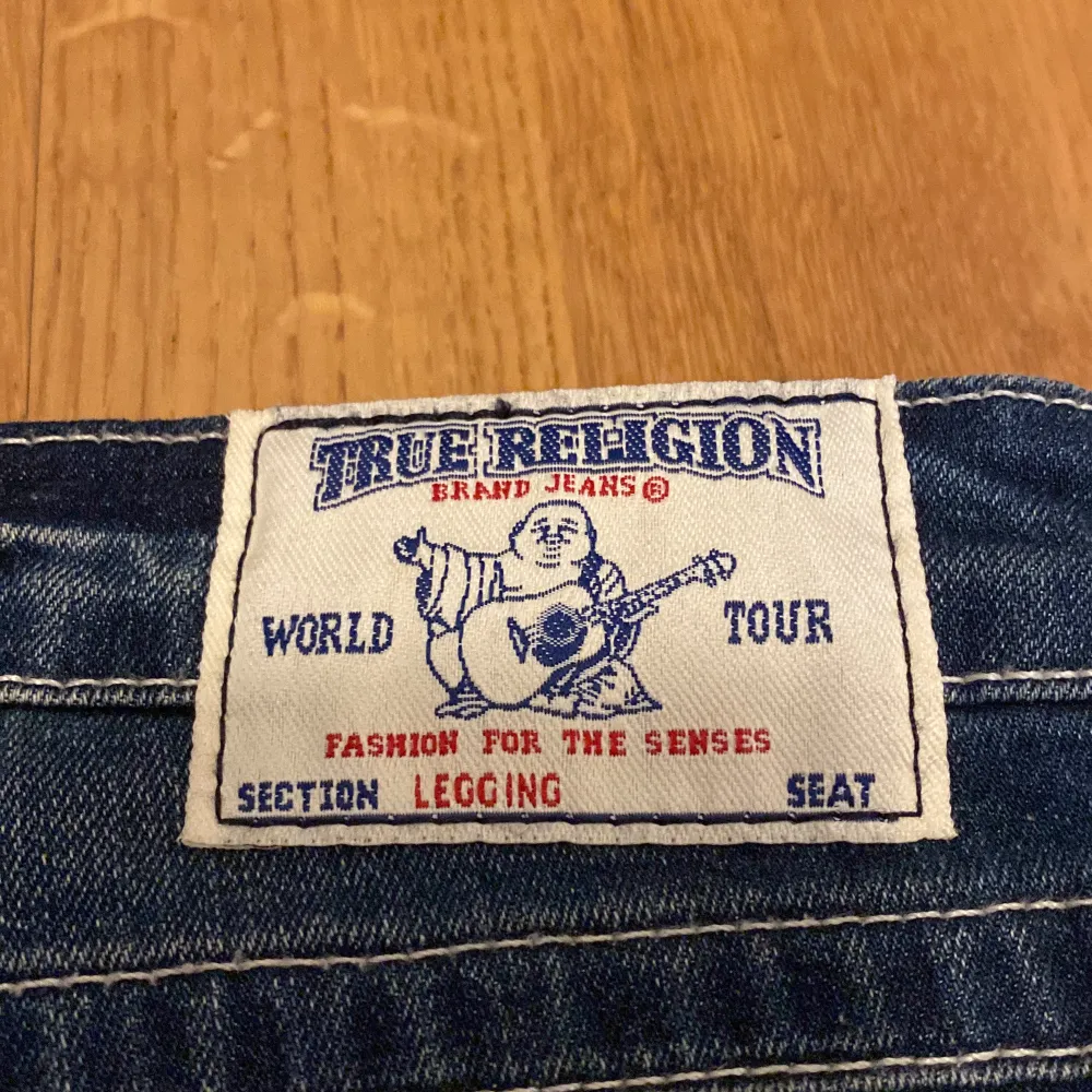 Äkta True religion jeans i storlek 24. Säljer pga för tajta i benen. Köpta på Sellpy för 470. Pris 350. Köpare står för frakt.( kan även bytas till ett par i storlek 26 eller 27. (Pris kan diskuteras). Jeans & Byxor.