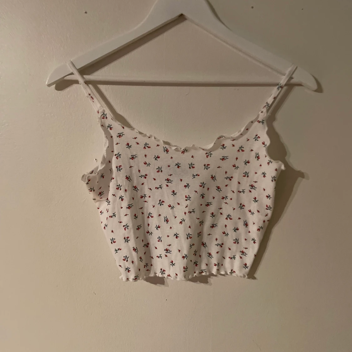 Sommarlinne/croptop med små röda blommor.