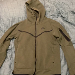 Nike Tech Fleece Dark Green - Nike Tech Fleece tröja, mörkgrön och storlek S.  Originalpris 1299 kr.