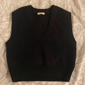 Stickad väst - Stickad väst från Gina tricot. Nästan helt oanvänd. Storlek xs 