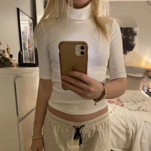 vit trekvart, polo t-shirt från zara  - vit trekvarts polo t-shirt i ribbat tyg från zara. oanvänd med prislappar kvar. ❤️‍🩹