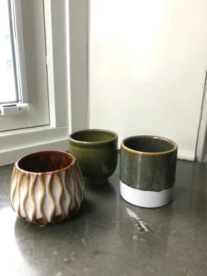 3 söta krukor - Jätte fina krukor, dom är ungefär 7 cm breda och är i keramik💕 Brukar ha små murgrönor i dom😻 40kr st