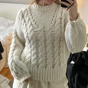 Vit stickad tröja i ull   - Säljer denna ullstickade tröja från Na-kd i storlek S-M. Knappt använd & i gott skick. Om du har övriga frågor eller vill ha fler bilder är det bara att hmu - så svarar jag så snabbt som möjligt. Kolla gärna in min profil för fler plagg! <3 