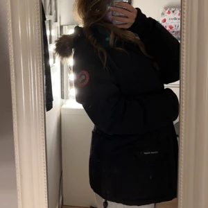 Canada goose jacka - Säljer nu min canada goose i strl M den e dock mer som S. Den e i bra skick, köpte den för ett år sen. Skriv privat om du har någon fråga 💕 Pris kan diskuteras.