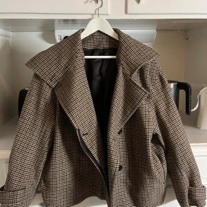 Oanvänd ARKET kappa - Oanvänd, inte riktigt min stil då därav ej kommit till användning. Storlek 36.  Många intresserade därav aktiv budgivning!