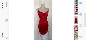 SÅ Vacker röd satin klänning i stl Small/36 ❤️ går att justera längden med banden på varje sida❤️aldrig använd ❤️