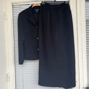 LÅNGKJOL + KAVAJ set - Maxi kjol & kavaj i svart säljes. Perfekt skick, superpopulär. Storlek: S, normal i storlekar. Köpt i en vintage butik i Köpenhamn. Kjolen och kavaj 250. Inga skavanker eller liknande. Rensar min garderob. Vid snabb affär kan priset diskuteras. 