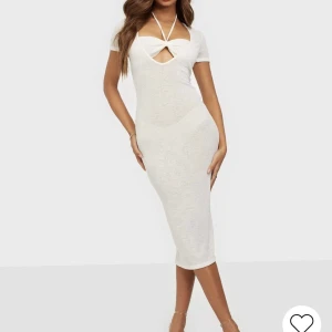 Vit strandklänning tight ny strl S - Aldrig använd Sitter fint