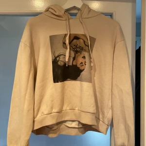 Hoodie - Beige Arians Grande hoodie. Använd få gånger 