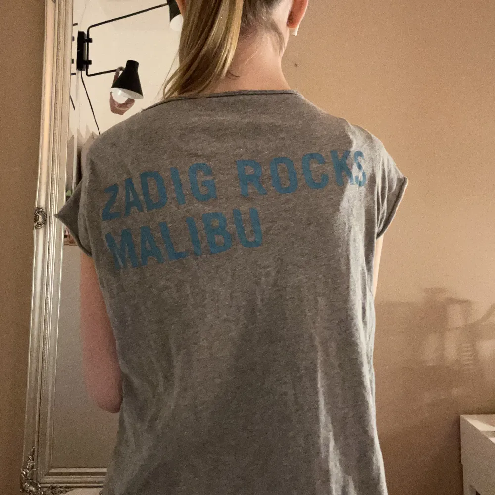 Säljer denna fina Zadig tröjan . På ryggen står det ZADIG ROCKS MALIBU . Har du några frågor så kontakta mig, den är xs men den är inte tajt och ganska lös med ett väldigt skönt matreal. T-shirts.