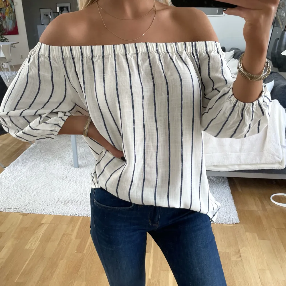 Säljer jättefin, randig off shoulder topp från LOGG by H&M. Storlek 40, men passar mindre. . Toppar.