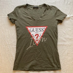 Guess T-Shirt Topp Icon Logo Grön  - Storleken är XS. Endast använd vid ett tillfälle så i mycket fint skick! Frakt 66 kr💌