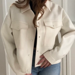 JACKA - En riktig Paris-jacka från Vero Moda. Supersnygg passform, bra struktur och elegant. Köparen står för frakten 🚚