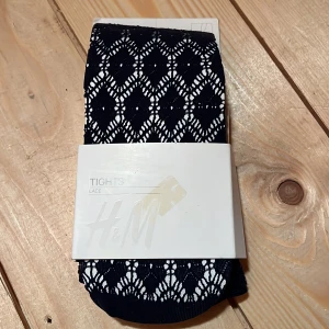 Tights i spets från H&M - Mörkblå tights från H&M storlek S