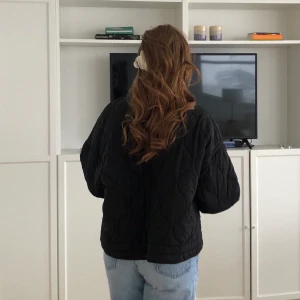 JACKA - Bra att ha jacka från zara! Tunn och lätt! Är en aning batwing-formad i passformen vilket ger det lilla extra. Köparen står för frakten 🚚