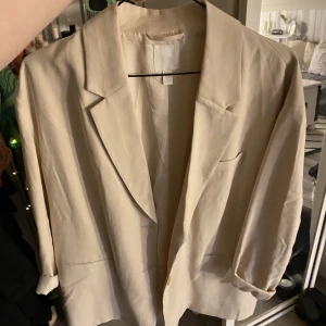Kavaj - Säljer denna snygga Oversize kavaj, köpt på H&M! Knappt använd! Strl M!
