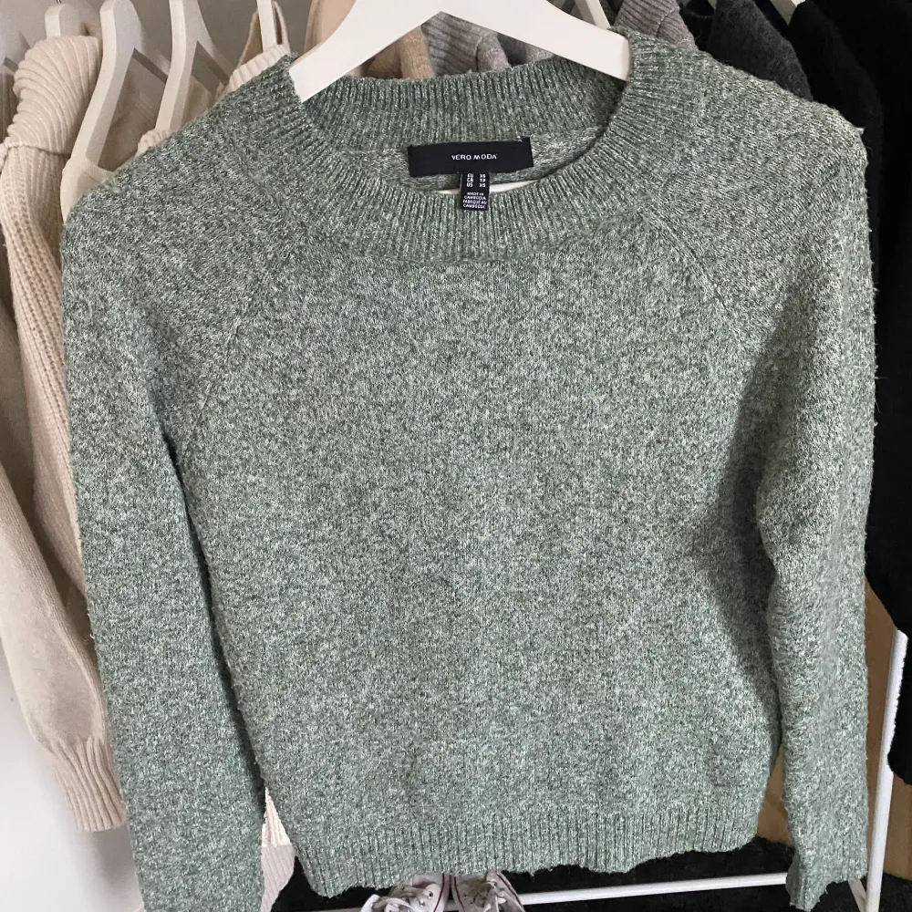 Hej!  Säljer denna gröna stickade tröjan ifrån Vero Moda i storlek XS (passar S också). Bra kvalite och supermysig tröja. 💗. Stickat.