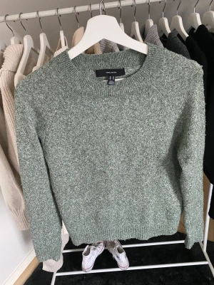 Grön stickad tröja  - Hej!  Säljer denna gröna stickade tröjan ifrån Vero Moda i storlek XS (passar S också). Bra kvalite och supermysig tröja. 💗