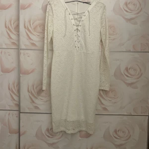 Student men också sommar kläning  - Aldrig använt denna pga av för stor storlek men en fin fräsch student klänning 