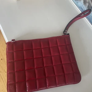 Zara väska - Röd väska ifrån zara köpt för ca 2 år sedan❤️100kr+50kr frakt. Skriv vid frågor