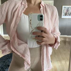 En rosa linneskjorta perfekt till vår och sommar 😍snygg till både linnebyxor, jeans eller klänning 😍