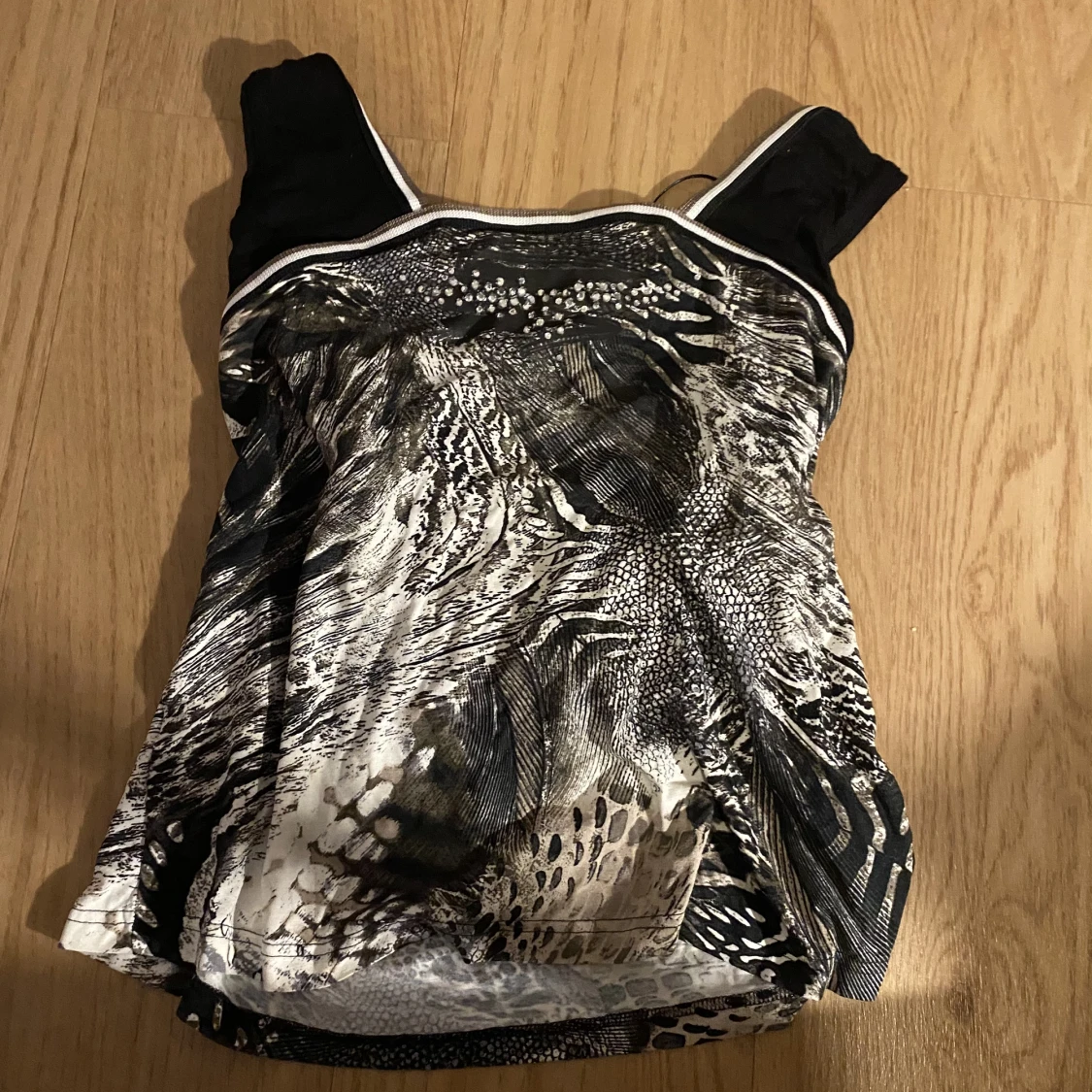 Y2k topp med kristalldetalker