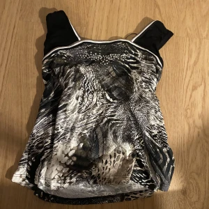 Y2k topp med kristalldetalker - Jätte fin topp/tröja/linne med fina kristall detaljer och mönster. I nyskick, (tvättad)