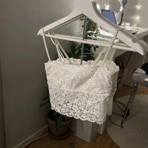 Topp - säljer denna topp från H&M! 😍 använd vid fåtal tillfällen 💓