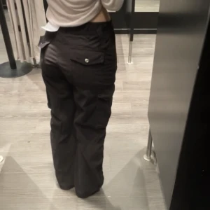 Svarta cargo pants - intressekoll på dessa svarta cargo pants endast använda 1 gång💗