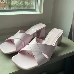 Rosa klackskor från Zara - Säljer mina jättesnygga rosa bekväma klackskor från Zara i storlek 40