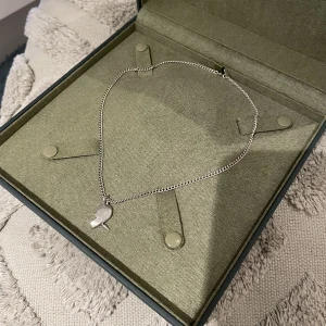 Maria Nilsdotter Halsband  - Så så fint! Säljer mitt älskade halsband då jag har den andra halvan också och det räcker med en! Köpt i butik förra sommaren! Skulle även kunna tänka mig byta mot ett sådant på sista bilden!