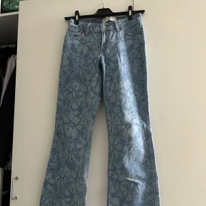 Blommiga lågmidjade jeans  - Ett par lågmidjade flare jeans, super fina under våren och sommaren. Fråga om du undrar över något:)