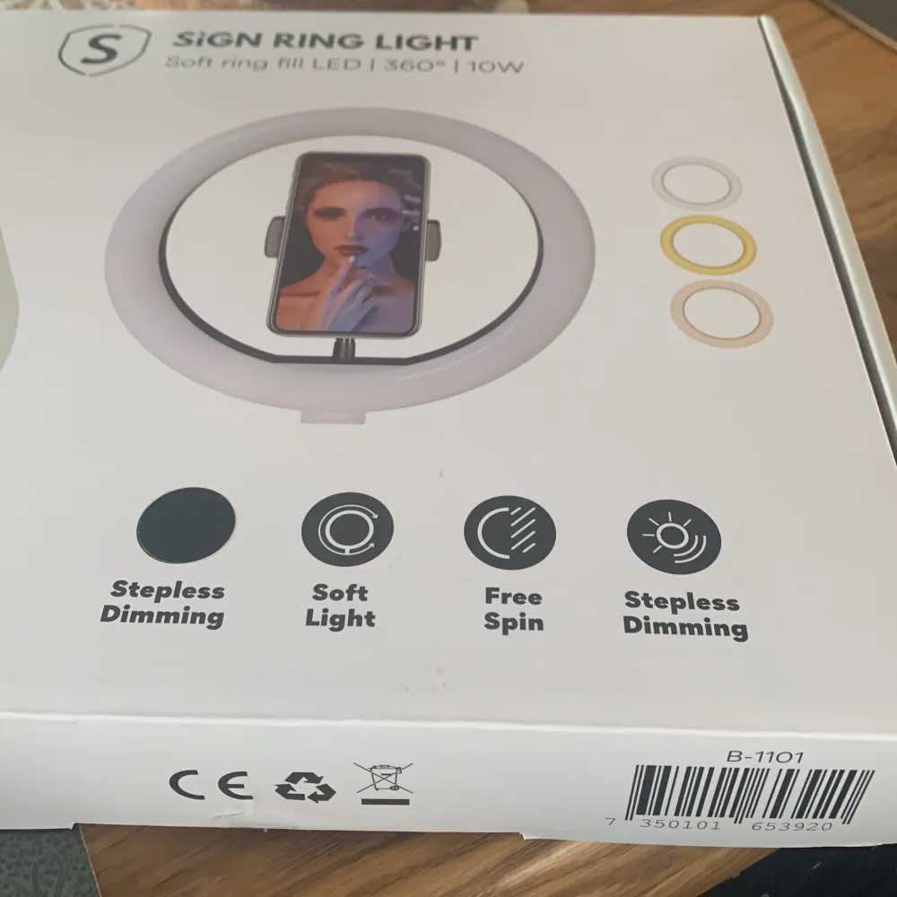 TikTok Dimbar Selfie bordslampa av hög kvalitet - Vit  Skapa fantastiska bilder och videos med denna selfie-lampa med inbyggt mobilstativ. Diameter: 26 cm Kartong dock slängd! . Övrigt.