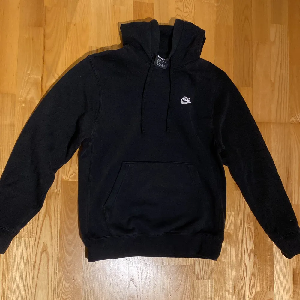 Säljer en svart Nike hoodie i väldigt bra skick,storlek(xs)kan också passa s. Skicka dm för frågor eller fler bilder. Köparen står såklart för frakt. Hoodies.