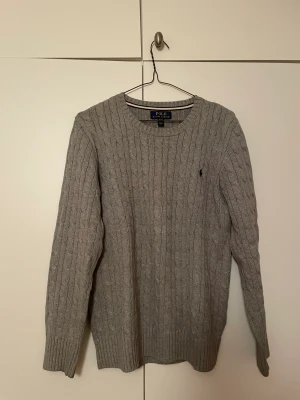 Ralph Lauren tröja - Snygg tröja i finfint skick. XL i barnstorlek, motsvarar S i vuxenstorlek.